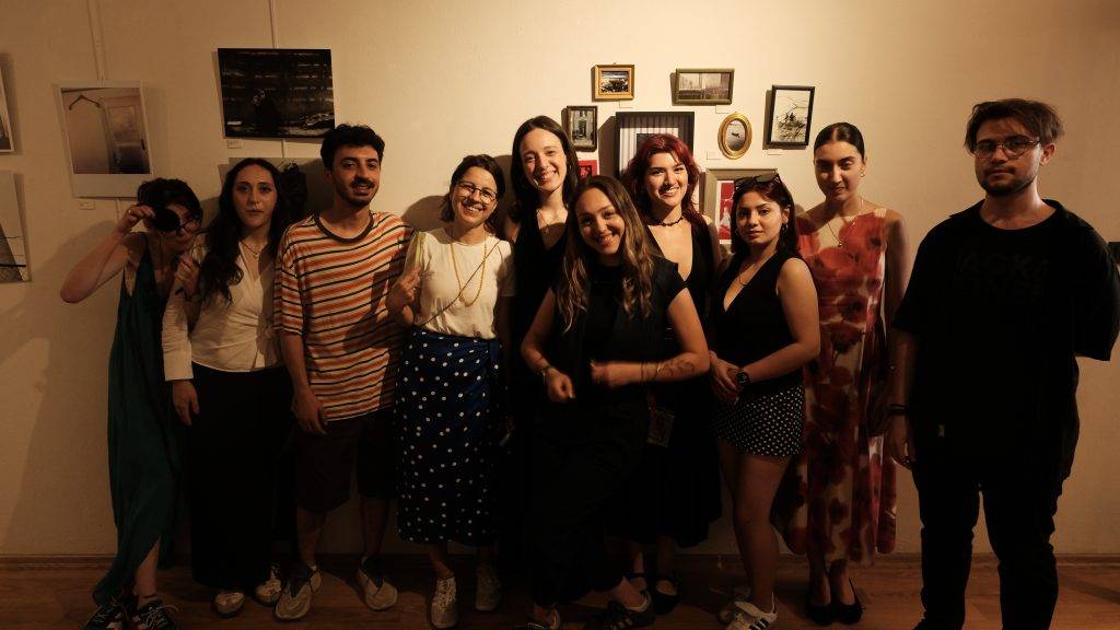 gorunmezde gezinmek sergisi izmirde acildi iLeFRUTL